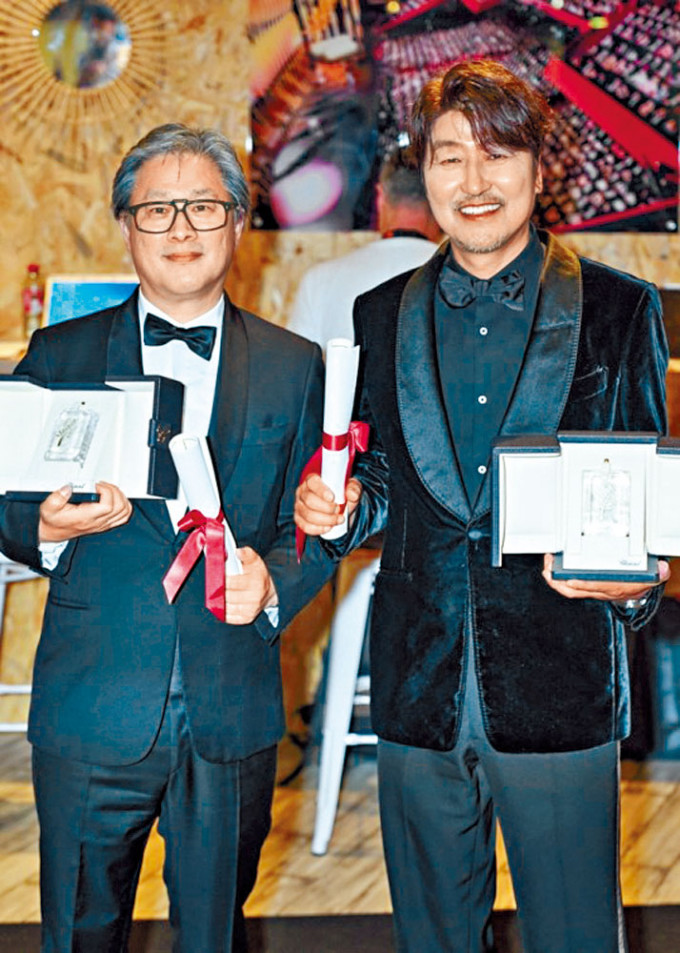 宋康昊（右）视朴赞郁为兄弟，他祝贺对方夺康城最佳导演奖。