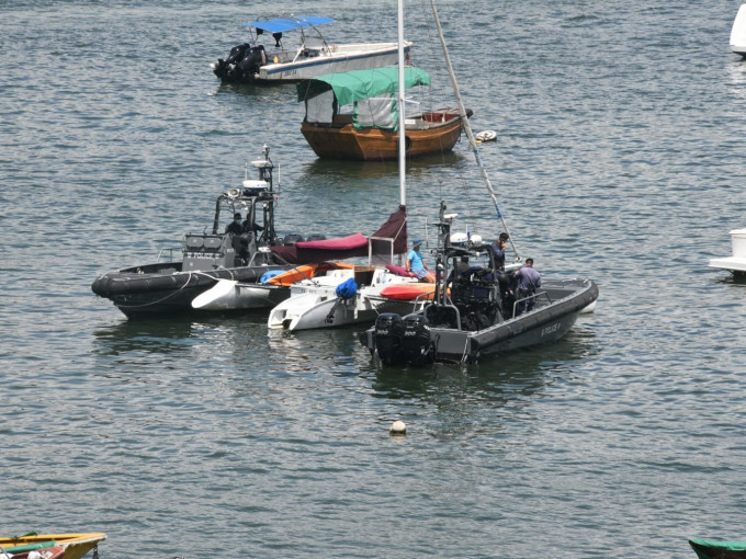 西贡有船只遭破坏，水警到场调查。