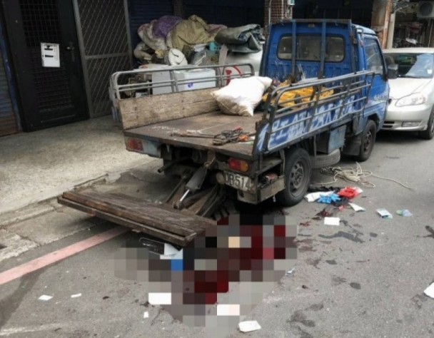 台灣一名老翁維修小貨車時，被車斗壓住大腿 休克送院不治。網上圖片
