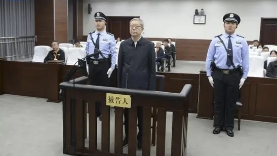 中國光大集團原董事長唐雙寧受審。 央視截圖