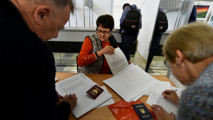 乌克兰四个亲俄或俄控地区陆续有民众进入票站投票。AP