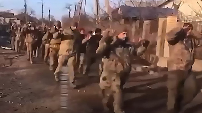 车臣领袖卡狄罗夫发布影片，显示最少267名乌克兰士兵在马里乌波尔投降。(影片截图)