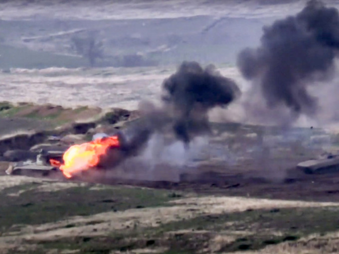 亚美尼亚发布在纳卡地区摧毁阿塞拜疆军事车辆。AP图片