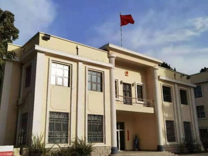 中国驻阿富汗大使向内地传媒发相，力证使馆安全。环球时报图片