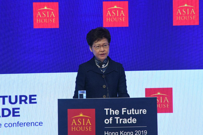 林鄭月娥表示，本港經濟正面對中美貿易糾紛及社會事件的內外壓力。