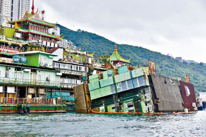 珍宝海鲜舫厨房船因入水倾侧，被困香港仔避风塘内。