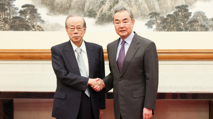 王毅在北京會見日本前首相福田康夫。新華社