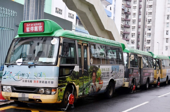 6輛專線小巴被集體鎖車。捷運管理有限公司FB圖