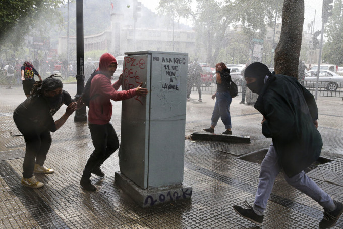 智利撤回地铁加价，示威未平息。AP