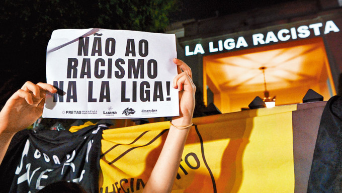 有巴西球迷周二于当地西班牙领事馆外，举牌声援云尼斯奥斯。