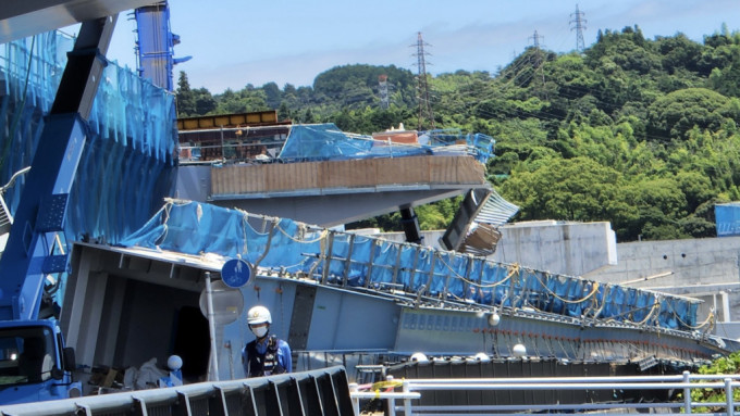 靜岡縣靜清繞道工程一段65米長的橋樑墜落，砸死2名工人。 Twitter（公明黨議員盛月壽美）