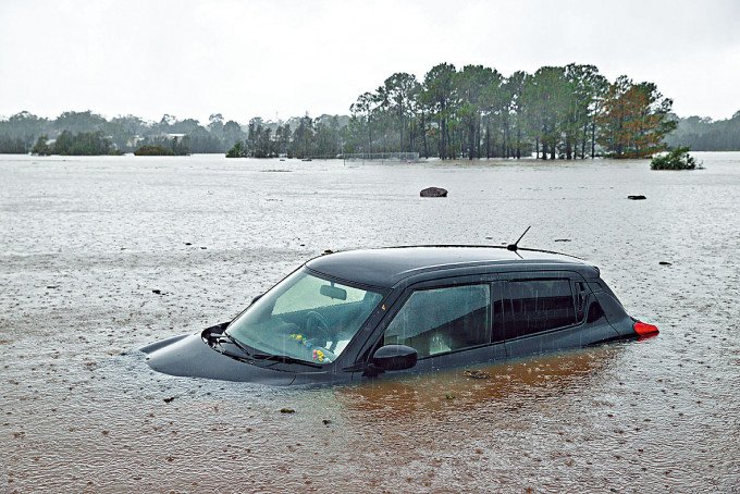 雪梨市郊一架汽車被洪水淹沒。　