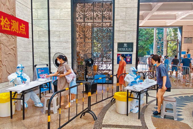 深圳南山區居民在屋苑內排隊，接受核酸檢測。