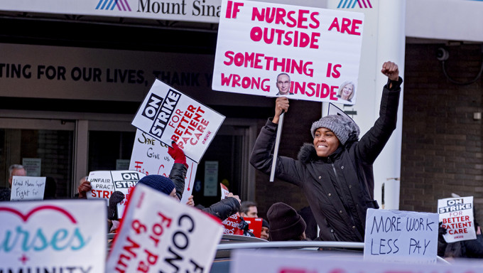 纽约市两间医院逾7000护士罢工，争取加薪增人手。AP