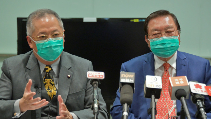 自由党主席张宇人（右）及司库何世柱（左）昨公布「关怀基金」。伍明辉摄