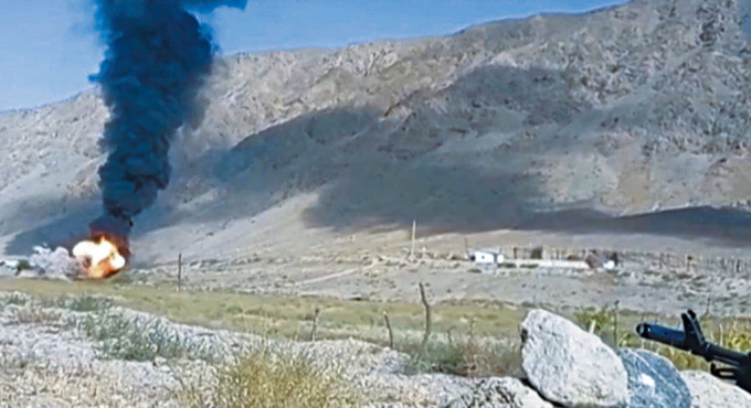 吉爾吉斯邊防部隊發布影像，可見吉塔兩國邊境地區爆發衝突。