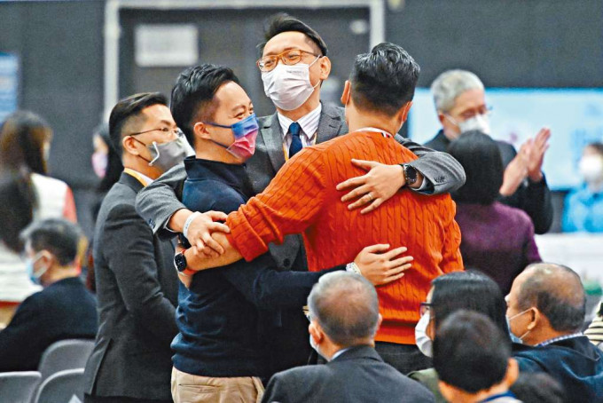 ■陆颂雄(中)、李梓敬(左)及郑泳舜三人均成功当选，一度拥抱庆祝。