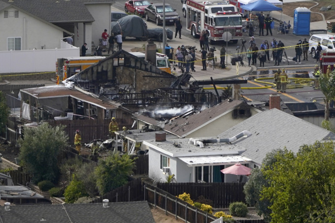 南加州有小型飞机坠落民居，至少2人死亡。AP图片