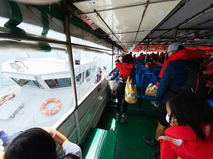 往東平洲渡輪上乘客換船疏散。