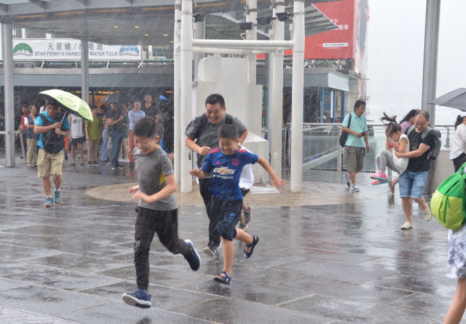 天文台預測本港地區下午及今晚多雲，有驟雨及幾陣狂風雷暴，雨勢有時頗大。