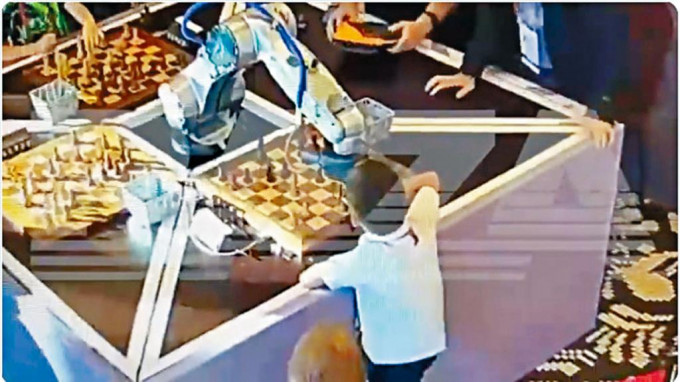 機械人手臂伸向象棋神童，其後再斷其手指。