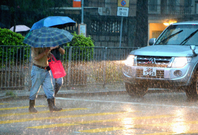 強雷雨正影響本港附近及沿岸海域。資料圖片