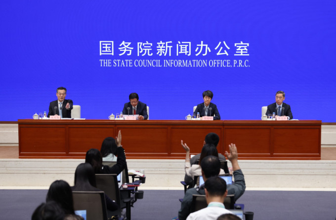 丛亮（左二）强调没有国家因参加「一带一路」的共建合作而陷入债务危机。新华社