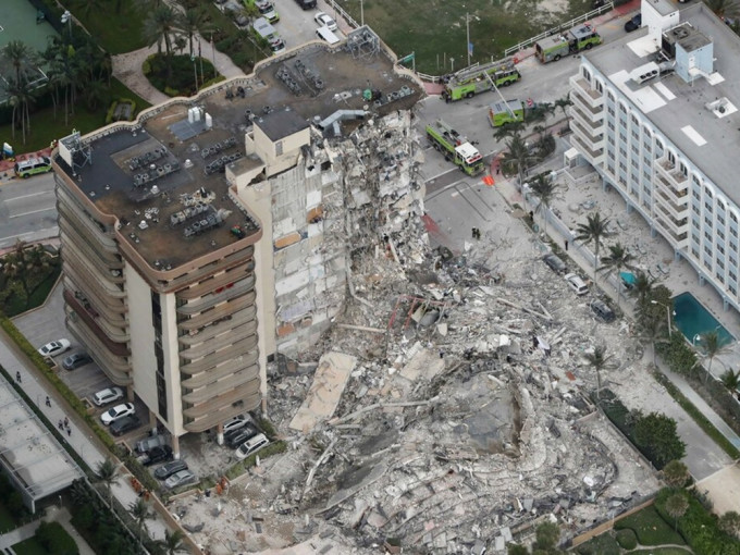 邁阿密12層樓高大廈倒塌。AP
