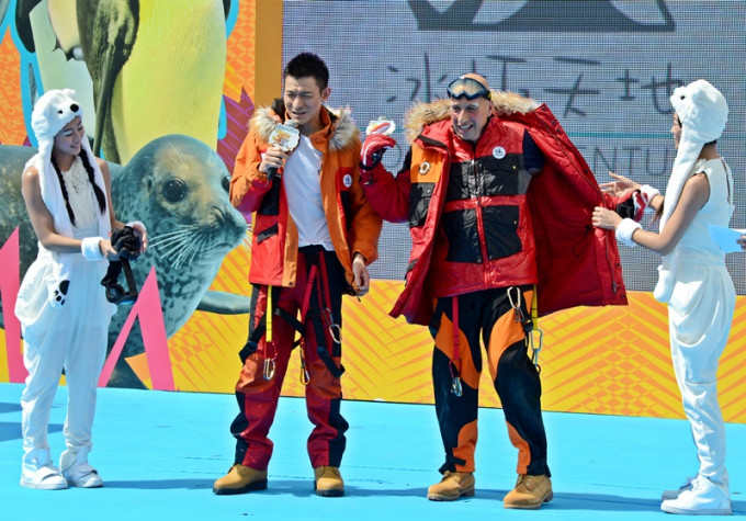 刘德华(左)及盛智文在2012年出席「冰极天地」开幕。资料图片