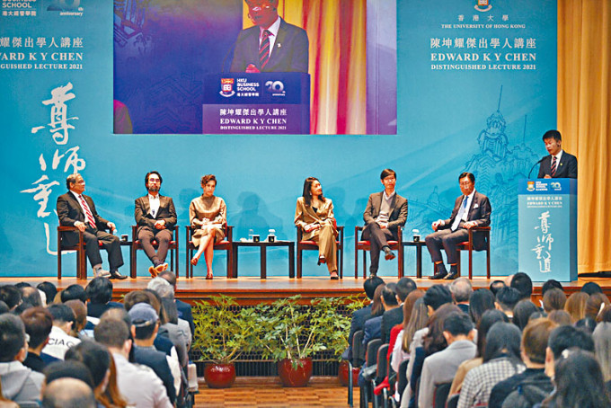 新世界发展执行副主席兼行政总裁郑志刚（左二）。