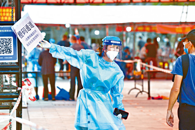 ■社區志願者在廈門五一文化廣場引導居民進行核酸檢測取樣。