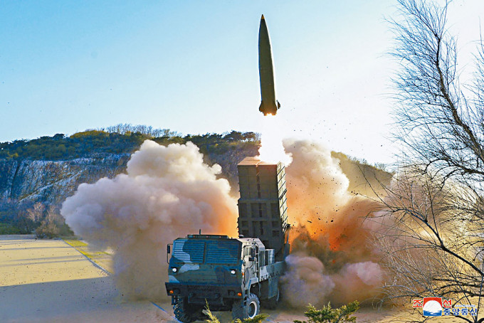 北韩昨日发布照片显示试射新型战术制导武器。
