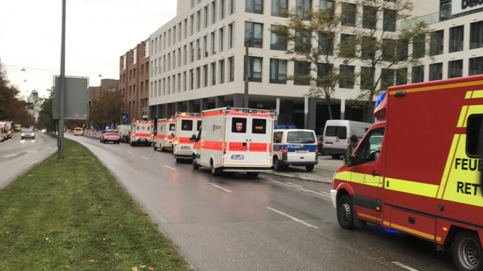 大批救护车到场。网上图片
