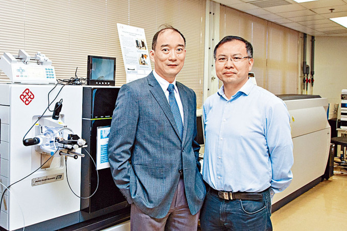 姚鍾平（右）指，新技術有望為數碼訊息儲存業帶來改變。