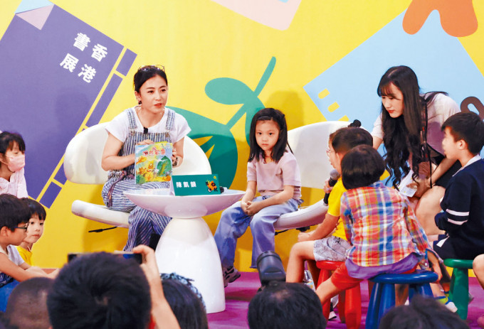 甘比帶細女劉秀兒出席「名人講故事」活動。