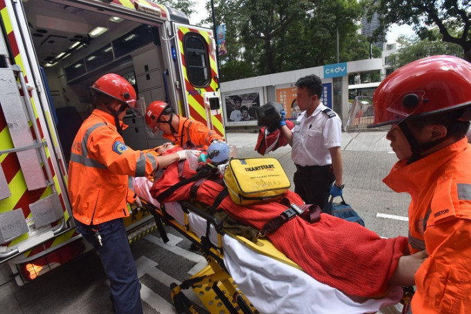 傷者由擔架送上救護車