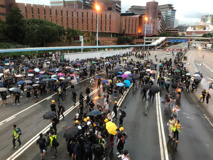 示威者堵塞红隧收费广场来回行车綫。