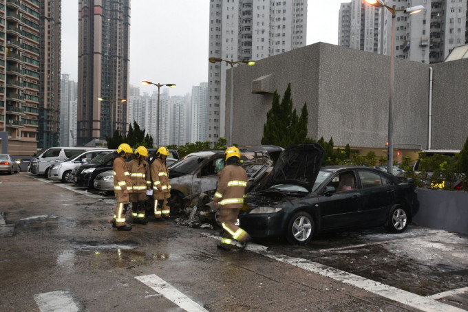 將軍澳厚德邨頂層停車場3車焚燒。