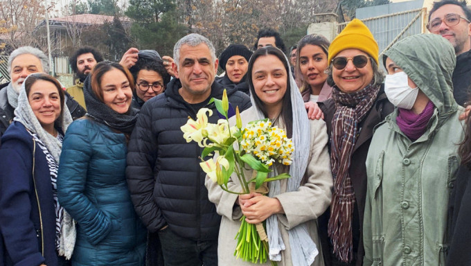 《伊朗式遷居》女演員阿里多斯蒂獲釋，她離開時手持鮮花。 REUTERS