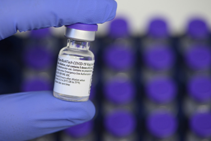 因應新冠疫苗不足，德國據報正研究推遲接種第二劑的可能性。AP圖
