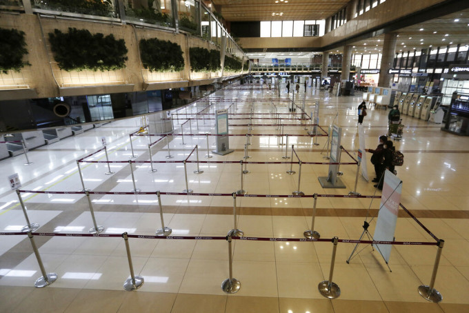 金浦机场日本航空柜台几乎无人check in。AP