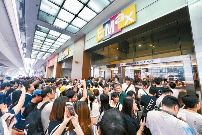 九龍灣國際展貿中心迎來最後一日營業，大批市民到場打卡留念。
