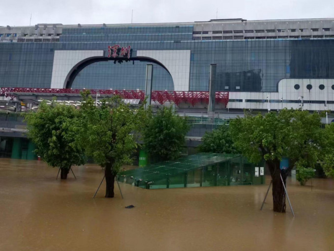 深圳火車站也水浸。