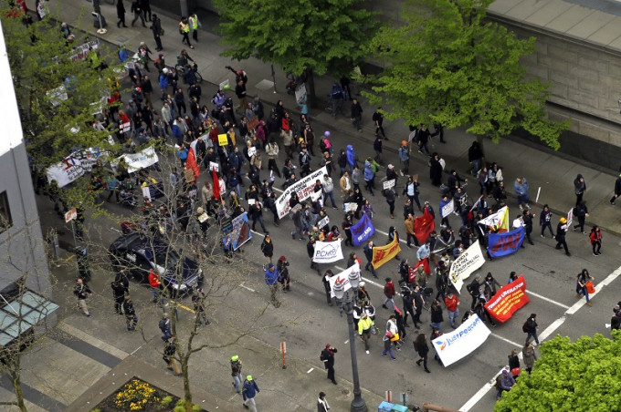 美国各地数以万计民众趁五一劳动节上街示威，抗议总统特朗普打压移民的政策。美联社