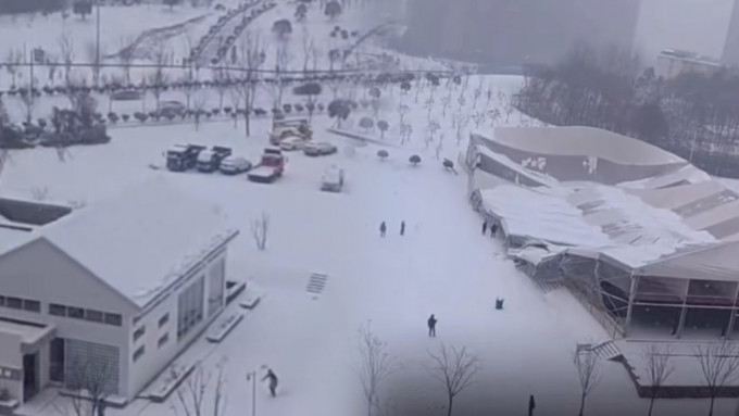 河南信陽市有體育館被暴雪壓塌。