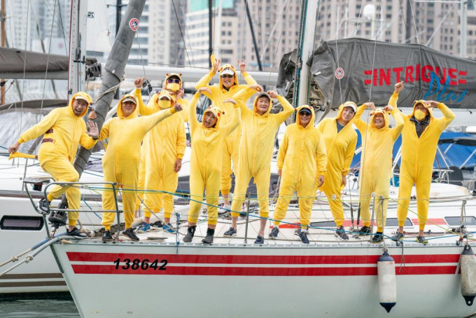 「Intrigue Plus號」帆船運動員化身為成比卡超在海上作賽。公關提供圖片