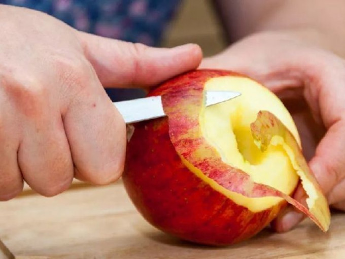 有网民指，一名女同事想吃苹果却不想自己切，竟要求同事效劳。网图（示意图）
