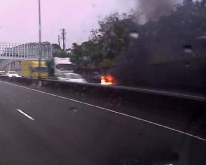 私家車元朗公路起火。突發事故報料區圖片