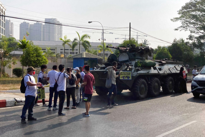 緬甸多處出現裝甲車。AP