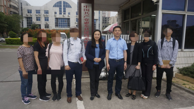葛佩帆与数名香港苦主代表于昨天前往当地，与惠东县政府相关官员会面讨论如何协助苦主追讨赔偿。